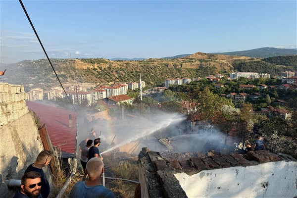 Karabük’te eş zamanlı yangınlara Karabük Belediyesi’nden müdahale