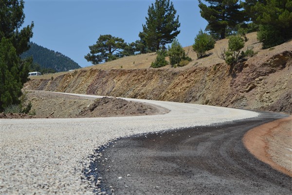 Antalya Büyükşehir’in kırsalda yol çalışmaları devam ediyor