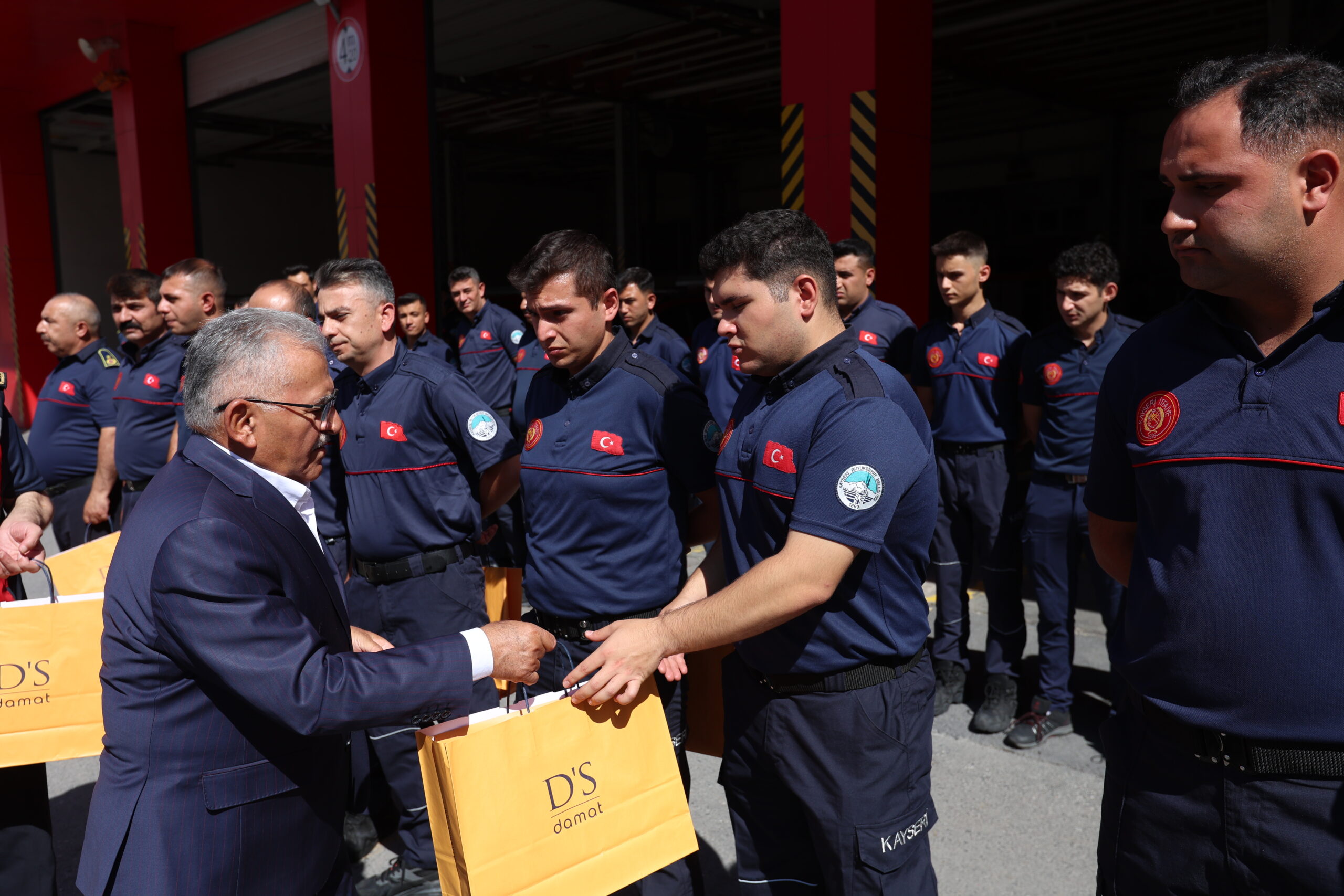 Başkan Büyükkılıç’tan İzmir ve Manisa’daki orman yangınlarına müdahale eden ekibe ziyaret