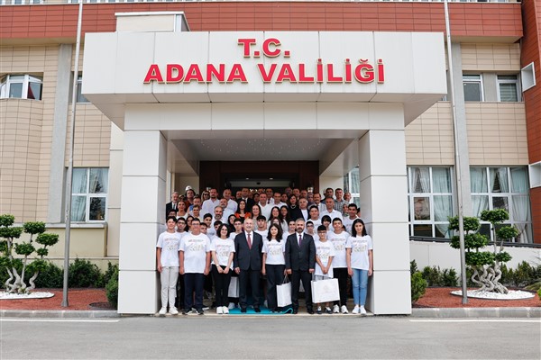 Adana Valisi Köşger, LGS birincileriyle bir araya geldi