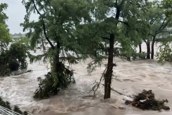 Teksas’taki büyük sel felaketinin ardından 30 çocuk için arama çalışmaları sürüyor