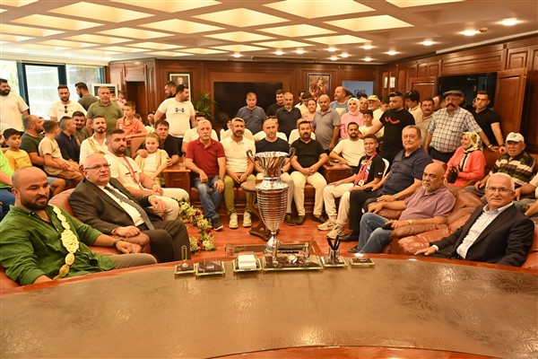 Tarihi Kırkpınar Yağlı Güreşleri’nden dönen pehlivanlar törenle karşılandı