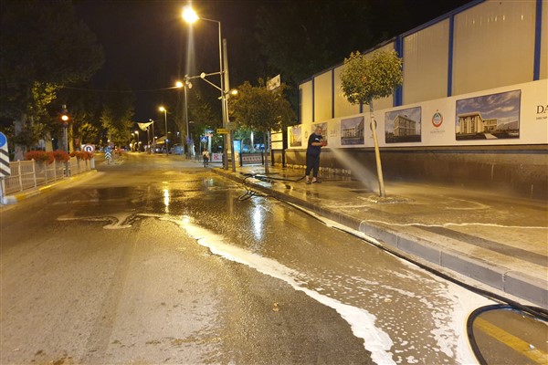Yalova Belediyesi’nden merkez caddelere kapsamlı temizlik çalışması