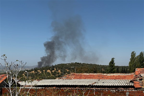 İzmir’in Bergama ilçesinde orman yangını çıktı
