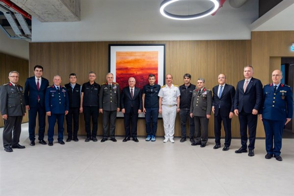 Güler ve beraberindeki heyet, Özdemir Bayraktar Milli Teknoloji Merkezi’ni ziyaret etti