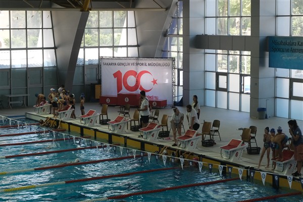 Sapanca Belediyesi yüzücülerinden derece