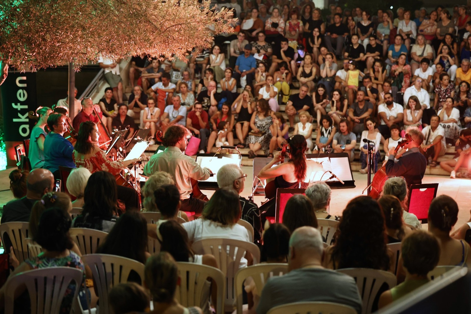 MAV Cello Ensemble, Zeytin Altında sahne aldı