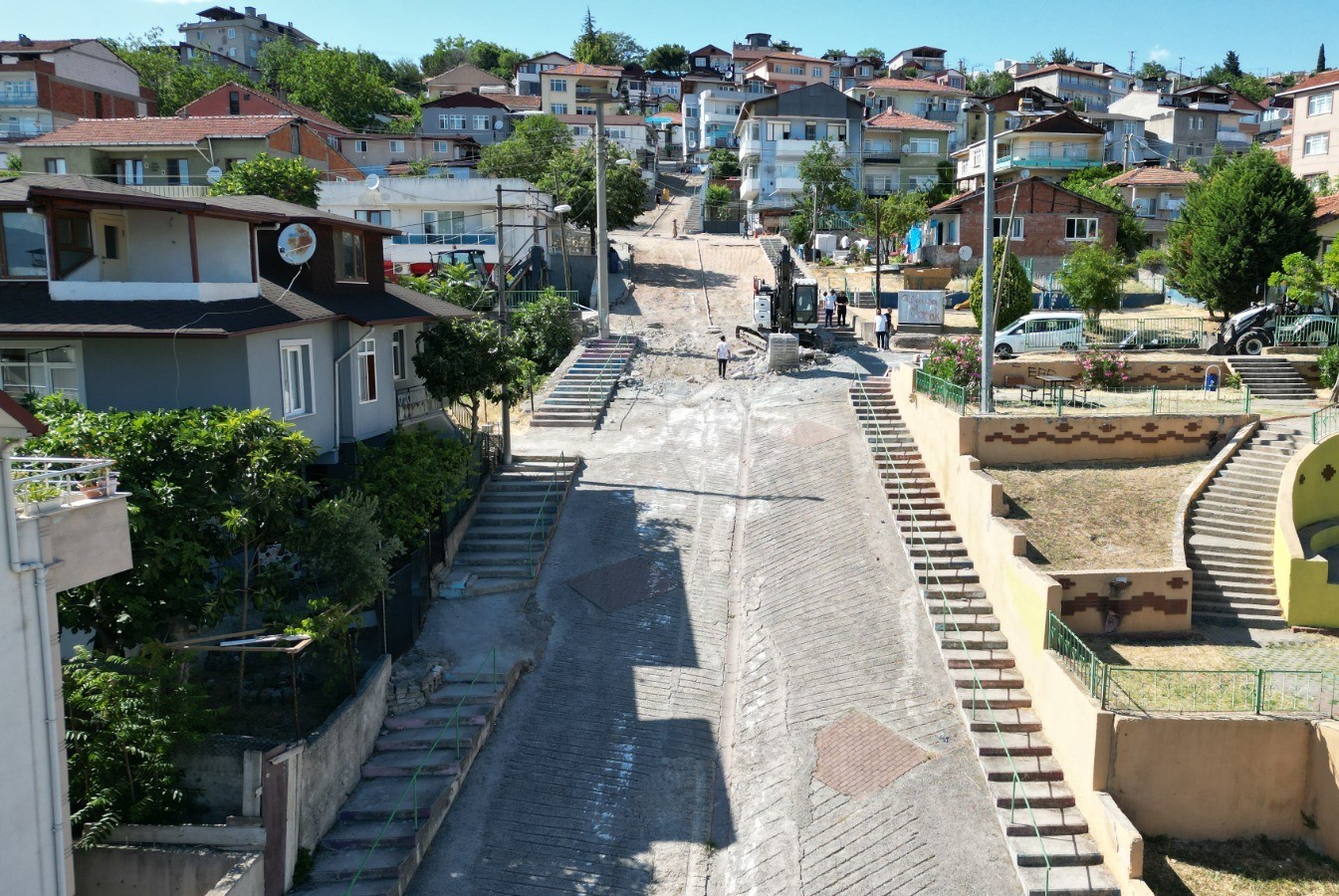 İzmit Belediyesi, Neşe Sokakta eskiyen beton yolunu yeniliyor