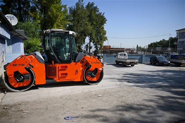 Bornova’da belediyeye ait araçlara zarar verildi