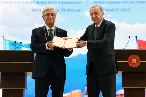 Cumhurbaşkanı Erdoğan’dan Kazakistan Cumhurbaşkanı Tokayev’e devlet nişanı