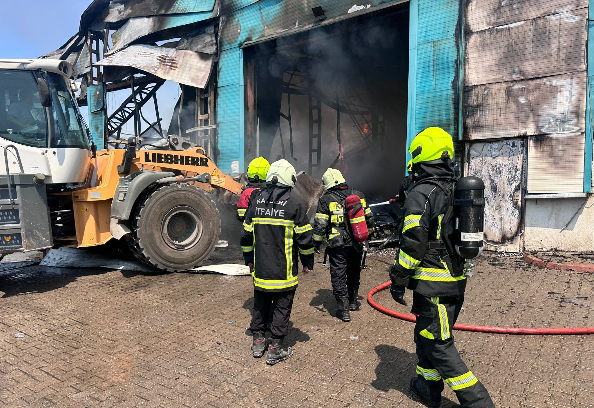 Kayseri İtfaiyesi, fabrika yangınını kontrol altına aldı