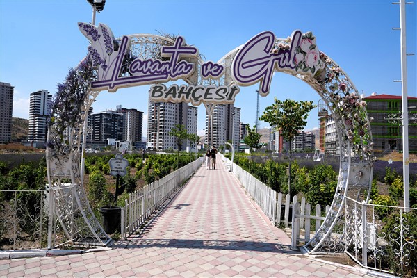 Ovacık Mahallesi’nde bulunan Lavanta ve Gül Bahçesi, ücretsiz hizmet veriyor