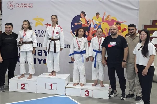 Ardahanlı judocular yarı finalde Türkiye üçüncüsü oldu