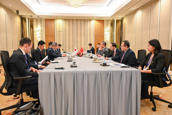 Çin ve Japonya dışişleri bakanları bir araya geldi