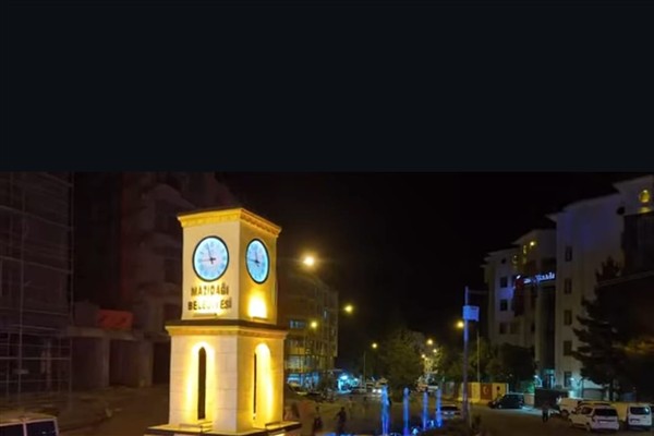 Mazıdağı Belediyesi’nden şelaleli ve ışıklı saat kulesi