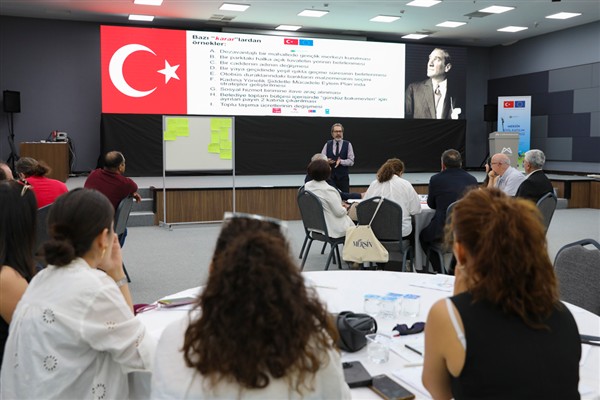 Mersin’de belediye personeline sivil katılıma ilişkin eğitim