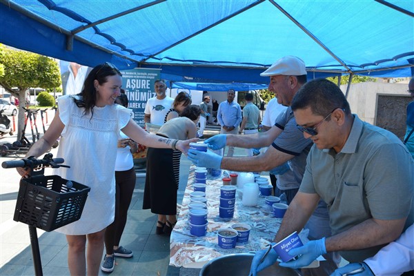 Antalya’da geleneksel aşure ikramları başladı
