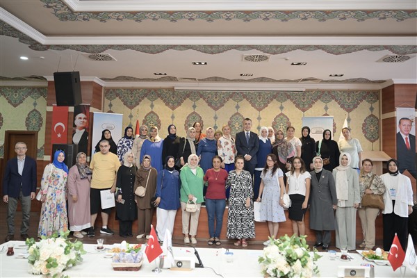 Aksoy, engelli anneleriyle kahvaltı programında bir araya geldi