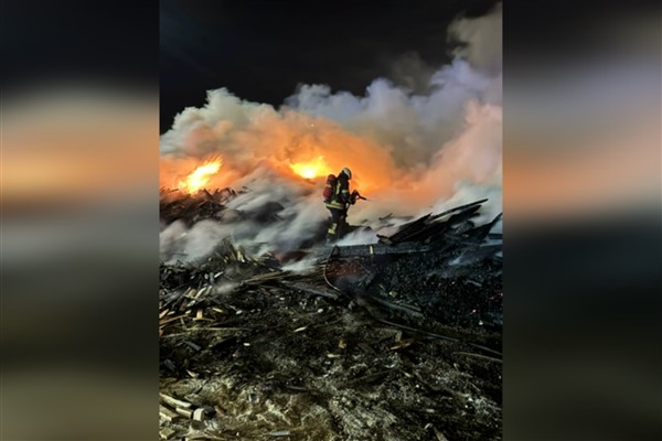 Kayseri İtfaiyesi’nden kereste fabrikasındaki yangına müdahale