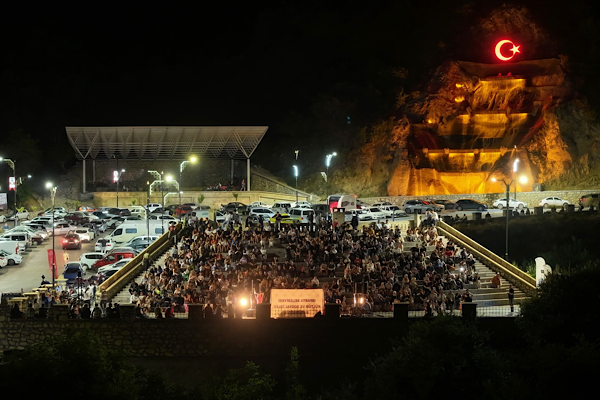 Isparta Kirazlıdere’de canlı müzik dinletisi düzenlendi