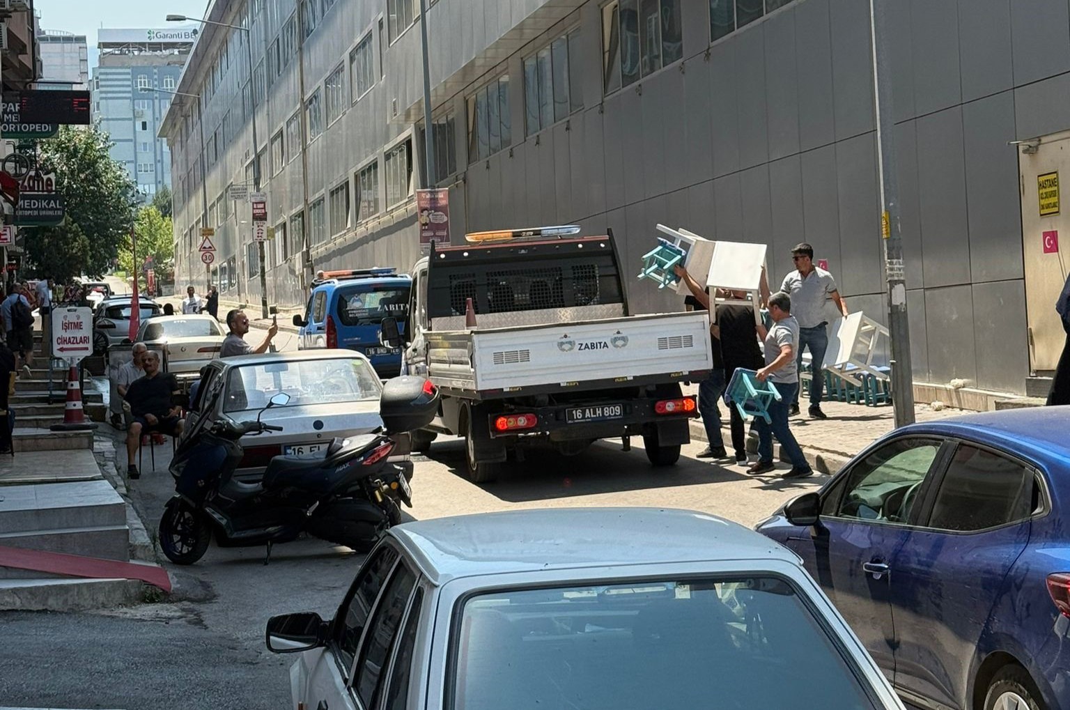 Osmangazi’de kaldırımdaki masa ve sandalyeler kaldırıldı