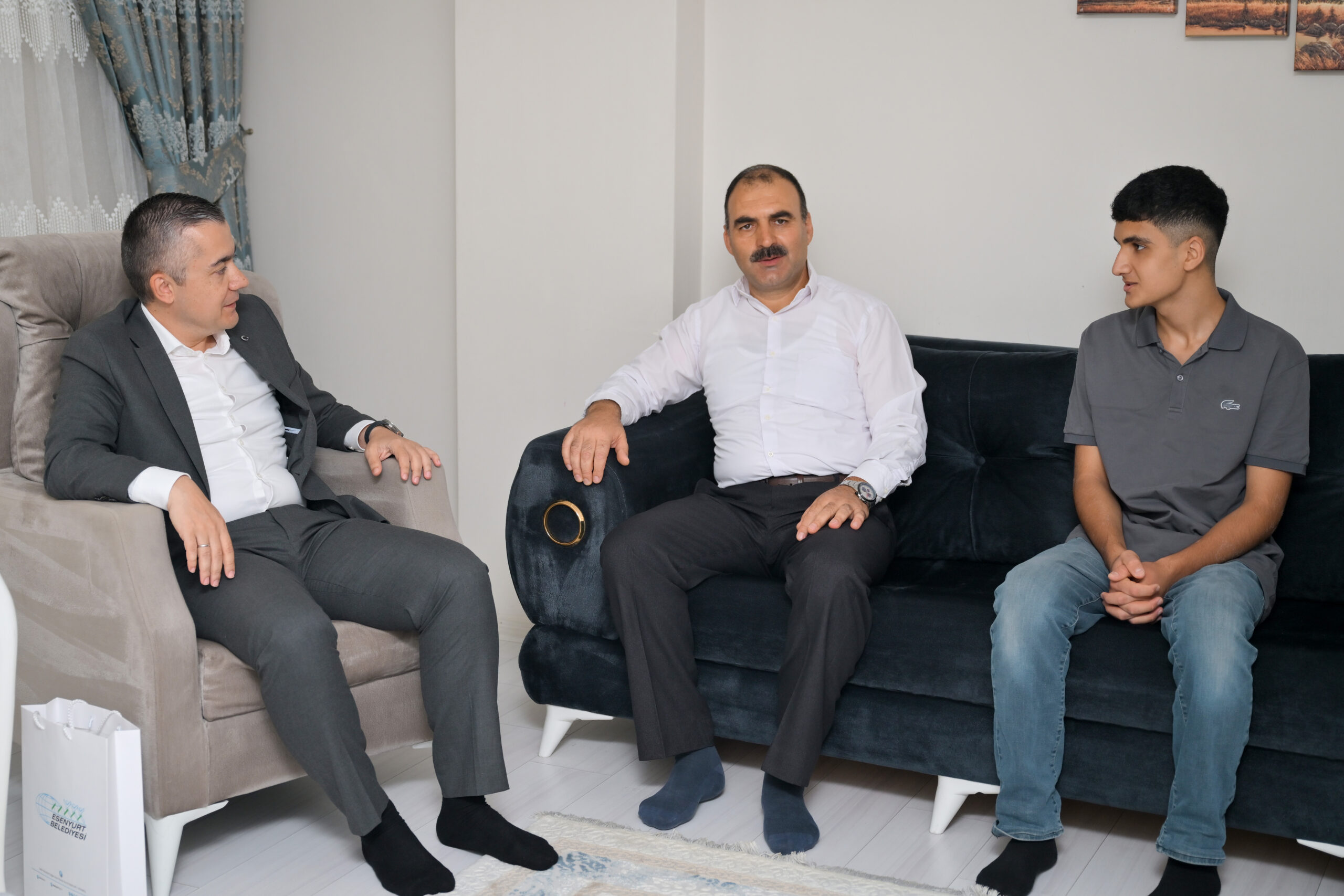 Başkan Vekili Aksoy, 15 Temmuz gazisi İhsan Yıldız’ı ziyaret etti