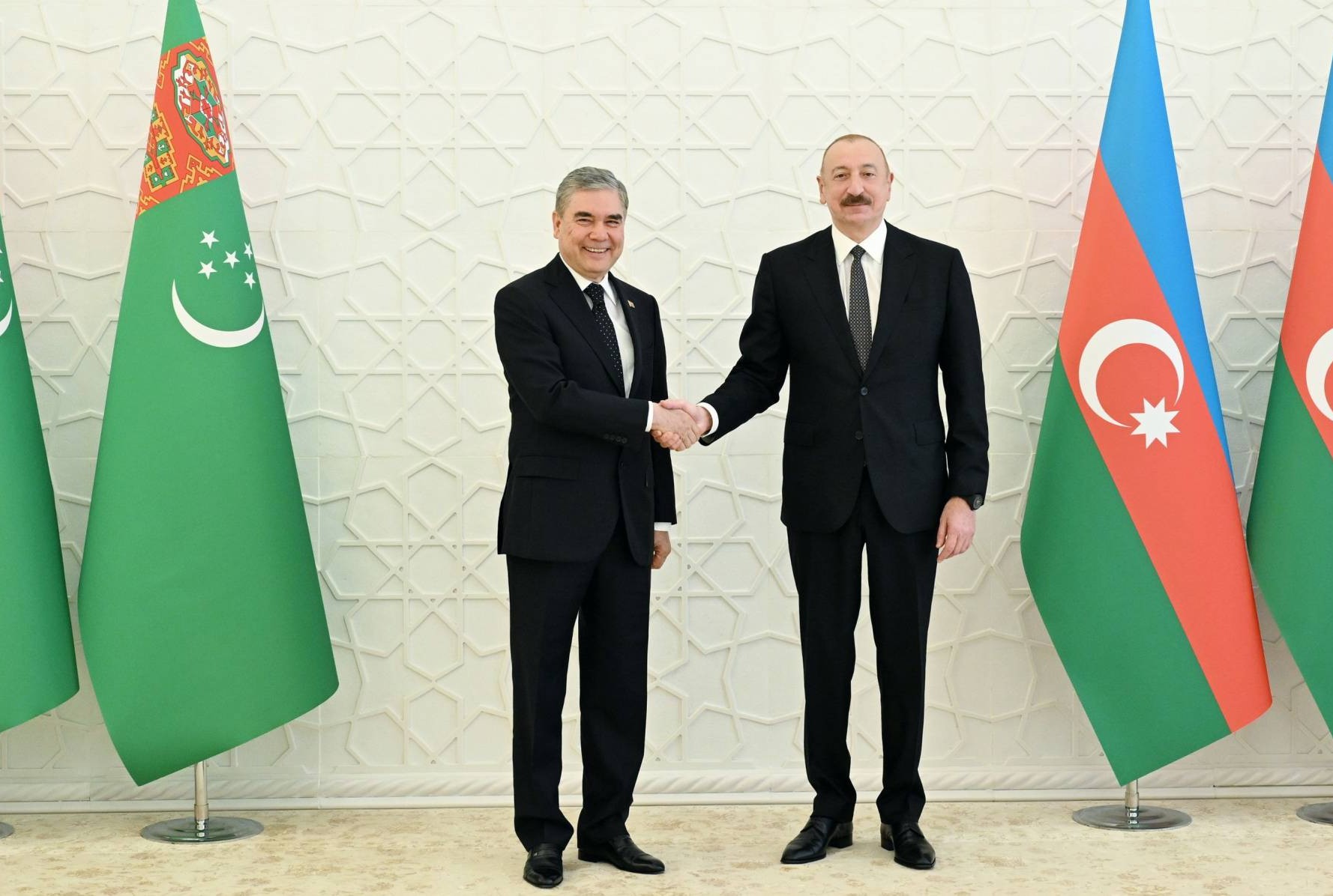 Aliyev, Türkmenistan Halk Maslahatı Başkanı Berdimuhamedov ile görüştü