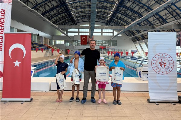 Karabük Belediyesi’nden ücretsiz yüzme kursu