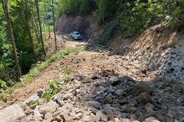 Trabzon Büyükşehir Belediyesi’nin yol çalışmaları sürüyor