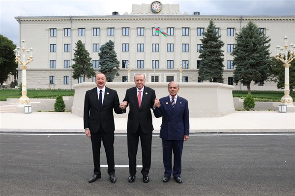 Erdoğan, Azerbaycan’da Aliyev ve Şerif ile hatıra fotoğrafı çektirdi