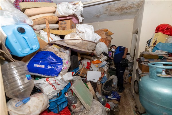 Yenişehir Belediyesi çöp ev niteliğindeki meskenden 10 kamyon çöp çıkardı