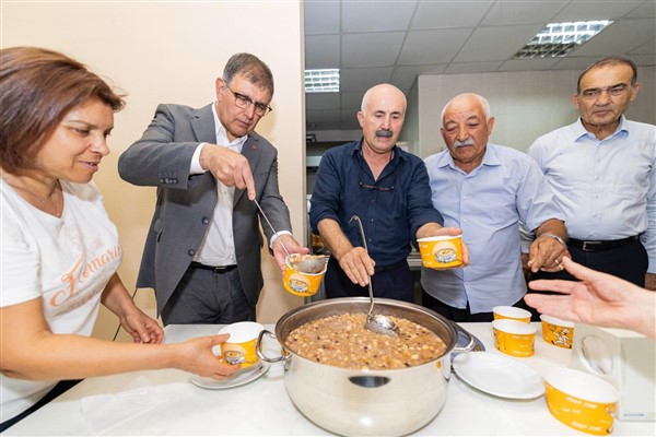 Başkan Tugay, aşure bereketini paylaştı