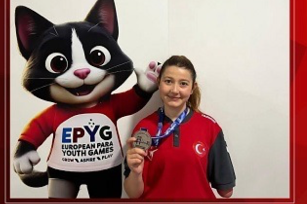 Ümraniye Spor Kulübü yüzücüsü Avrupa Gençlik Oyunları’ndan gümüş madalya ile döndü