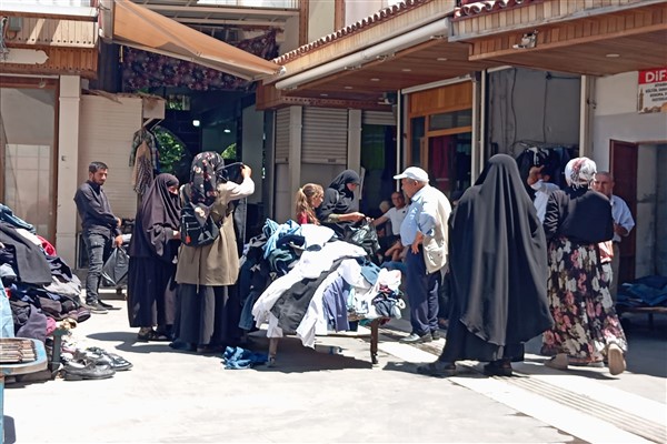 Diyarbakır’da ikinci el kıyafetler yenilenerek uygun fiyatlarla satılıyor