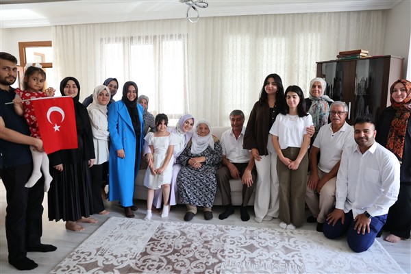 Bakan Göktaş’tan Raife Babaanne’ye sürpriz ziyaret