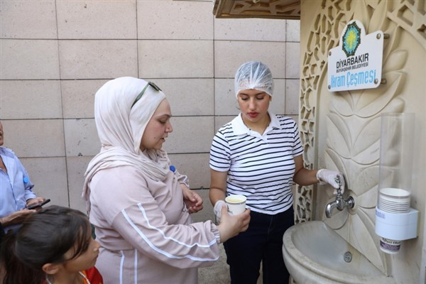 Diyarbakır Büyükşehir Belediyesi, hastane bahçelerinde limonata ikramı yapıyor