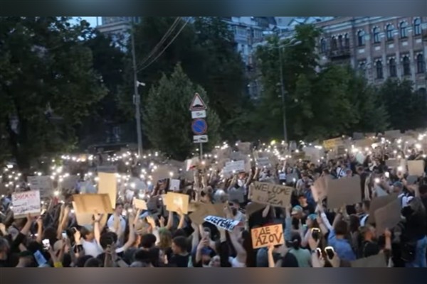Zelenski, protestolara rağmen yolsuzlukla mücadeleyi  zayıflatan yasa tasarısını onayladı