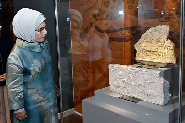 Emine Erdoğan, Anadolu Selçukluları Sergisi’ni ziyaret etti