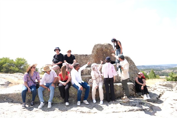 Gönüllü gençler Seyitgazi’nin tarihini keşfetti