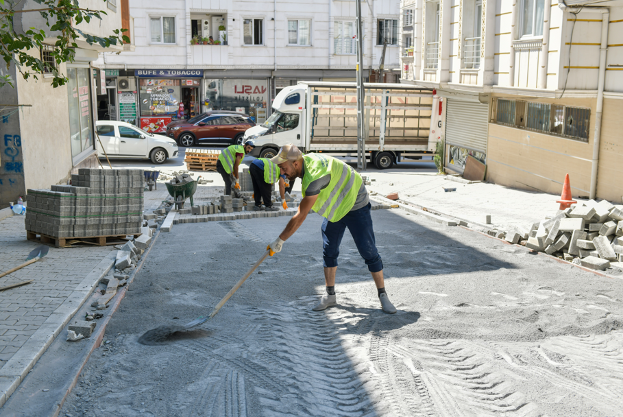 Esenyurt’un sokakları yenileniyor: Parke çalışmaları ilçe genelinde sürüyor
