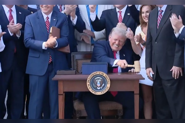 Trump vergi ve harcama tasarısını imzalayarak yasalaştırdı