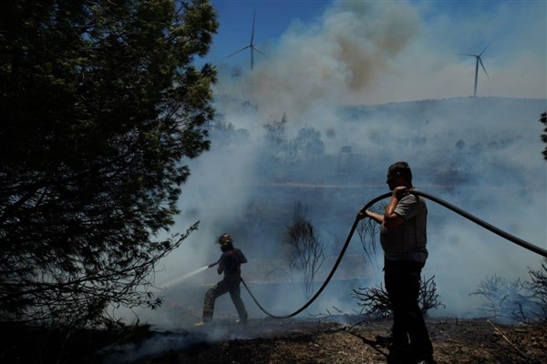 İzmir İtfaiyesi, yangınlara karşı mücadelesini sürdürüyor