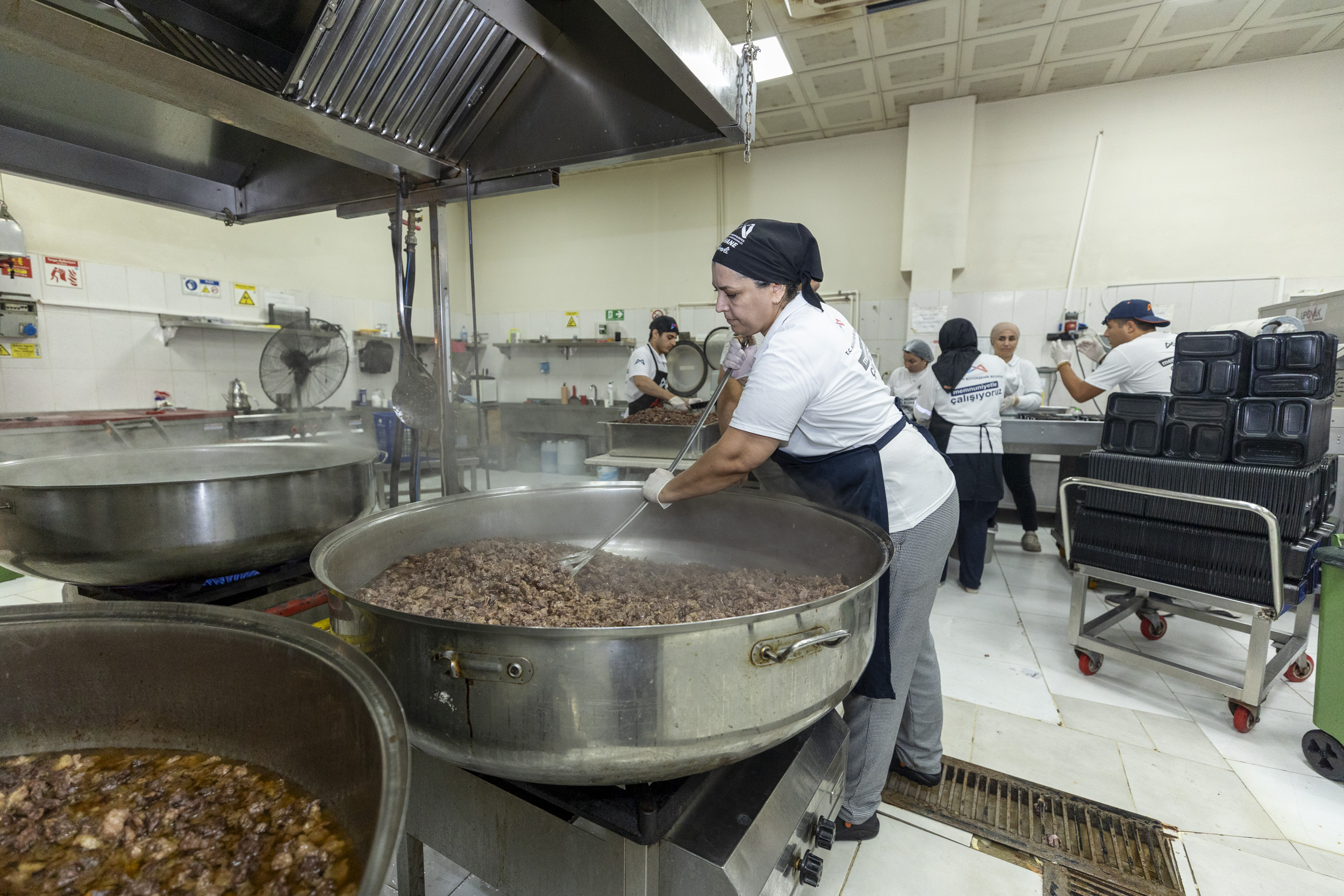 Mersin Büyükşehir Belediyesi’nin aşhanelerinde yemekler kaynamaya devam ediyor