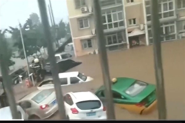 Kuzey Pekin’i vuran ölümcül sel nedeniyle sokaklar nehirlere dönüştü