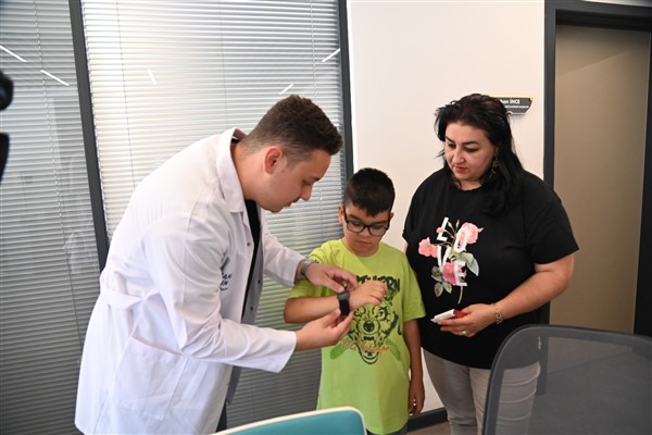 Manisa Büyükşehir Belediyesi’nin “Ben Buradayım” projesinde bileklik dağıtımı sürüyor