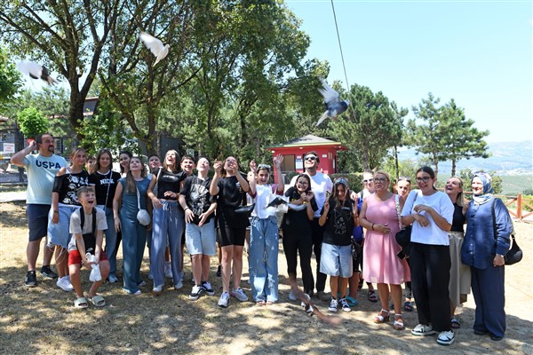 Bosna Hersekli öğrenciler, Osmangazi’de hayvan barınağını ziyaret etti