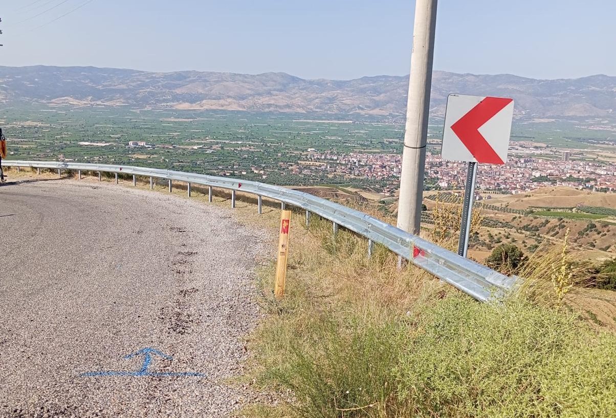 Manisa Büyükşehir Belediyesi’nden yol güvenliği için otokorkuluk çalışması