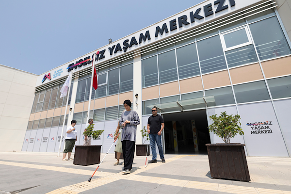 Mersin Engelsiz Yaşam Merkezi’nden görme engellilere bağımsız hareket eğitimi