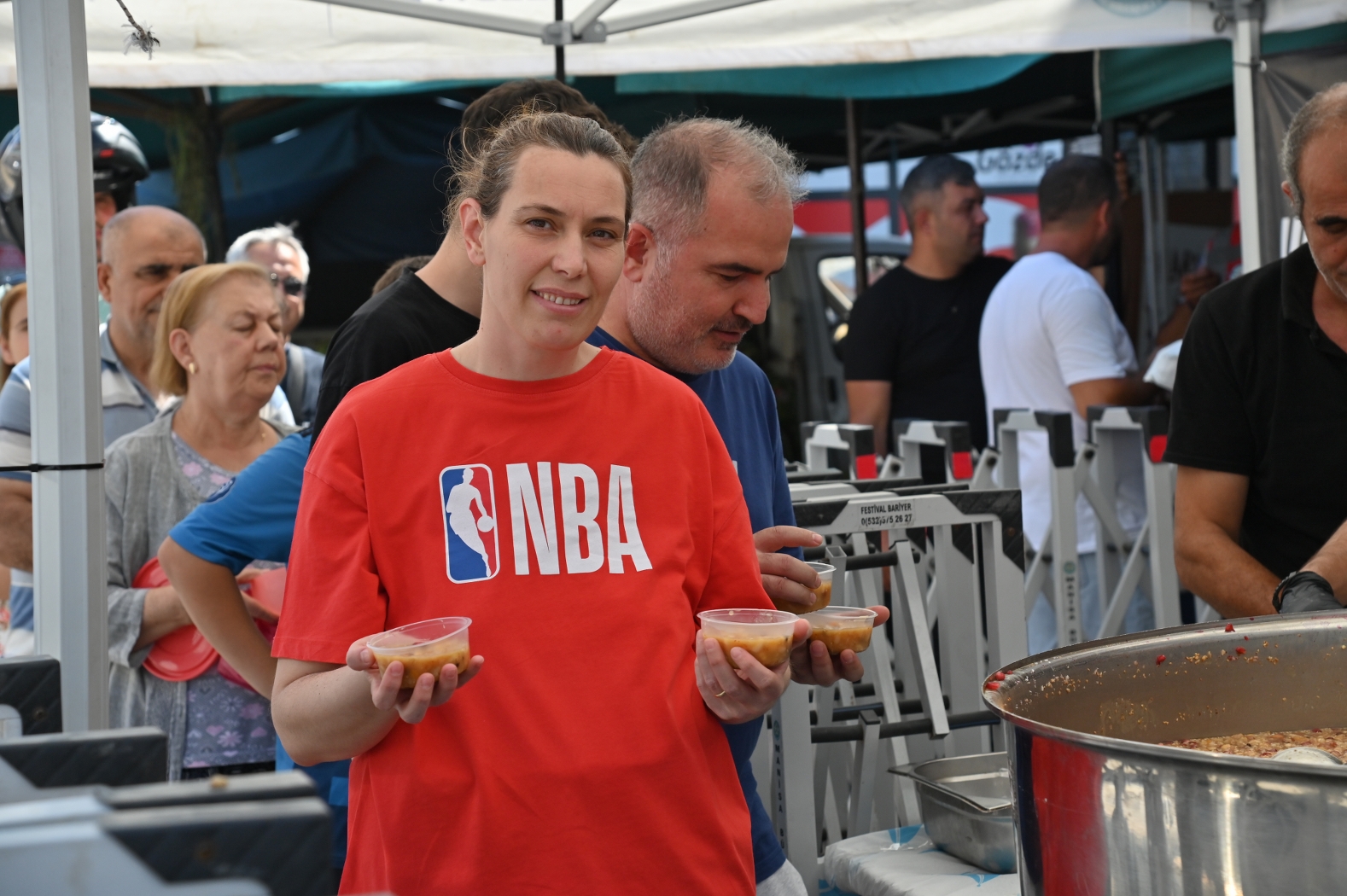 Manisa Büyükşehir Belediyesi’nin aşure ikramları sürüyor