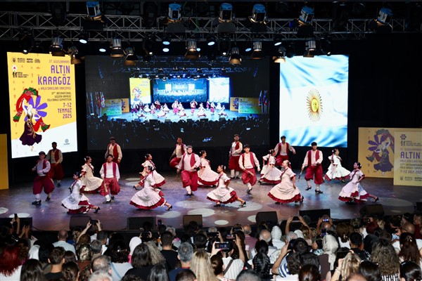 Uluslararası Altın Karagöz Halk Dansları Yarışması başladı